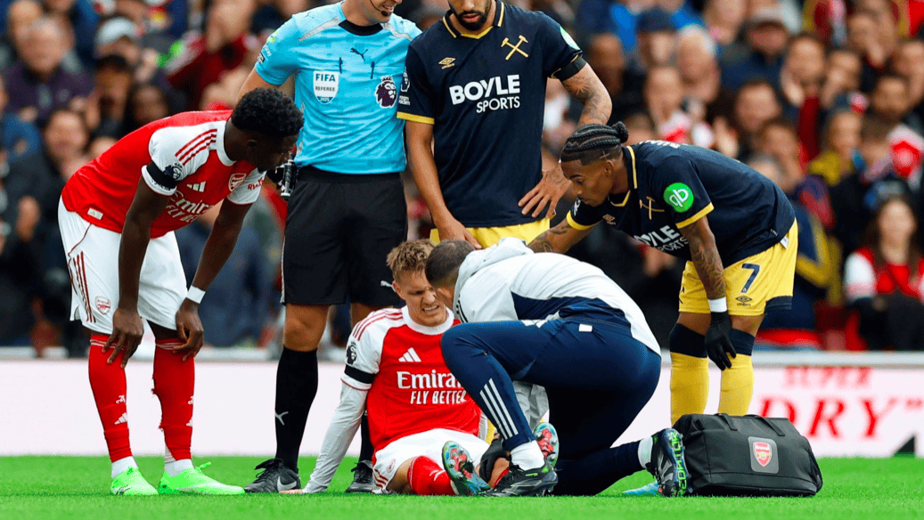 2-0!4连胜 英超榜首更迭:13.3亿豪门笑傲德比大战 两大核心全伤退