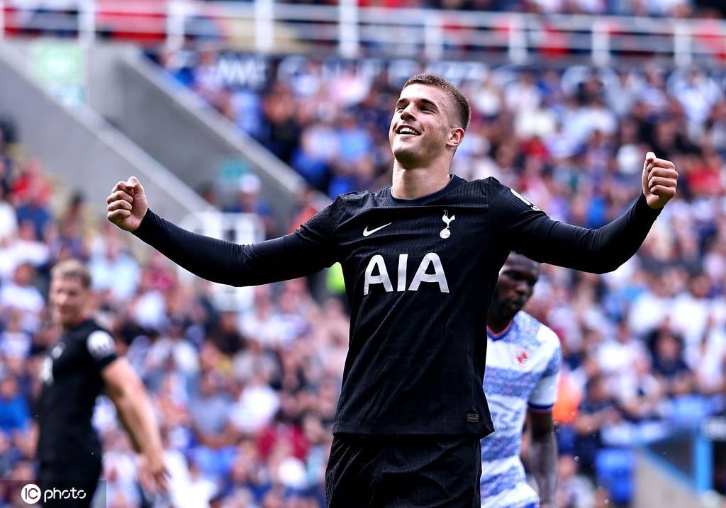 51岁弗兰克执教热刺首秀开门红 新援首秀表现亮眼
51岁弗兰克执教热刺首秀开门红 新援首秀表现亮眼